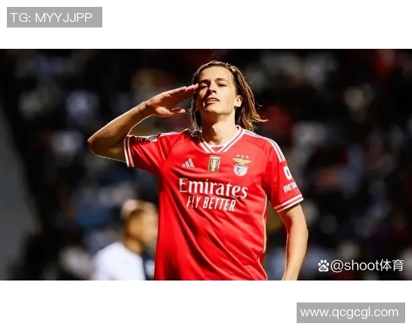 曼联友谊赛大胜本菲卡3-0上演历史冷门引发全场热烈反响 曼联友谊赛大胜本菲卡3-0上演历史冷门引发全场热烈反响